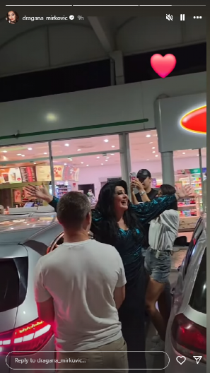 NAROD GLEDA I NE VERUJE ŠTA RADI DRAGANA MIRKOVIĆ Pevačica snimljena na benzinsoj pumpi, ovome se niko nije nadao (VIDEO)