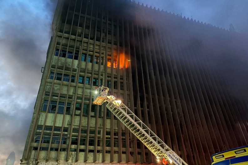 POŽAR U ZGRADI TELEKOMA, STRADALE ČETIRI OSOBE Užas u Egiptu (FOTO)