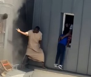 SNIMAK KOJI JE OBIŠAO PLANETU Čovek stajao na ivici ambisa rizikujući život da bi spasao decu iz vatrene stihije