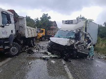 ŽESTOK SUDAR KAMIONA KOD UŽICA Jedan završio smrskan, žena pritrčala da pomogne vozaču (FOTO)