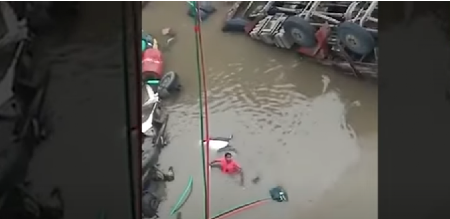 SNIMAK NAKON PADA MOSTA KOJI KIDA DUŠU Žena iz reke doziva sina, u trenu je izgubila celu porodicu (FOTO/VIDEO)