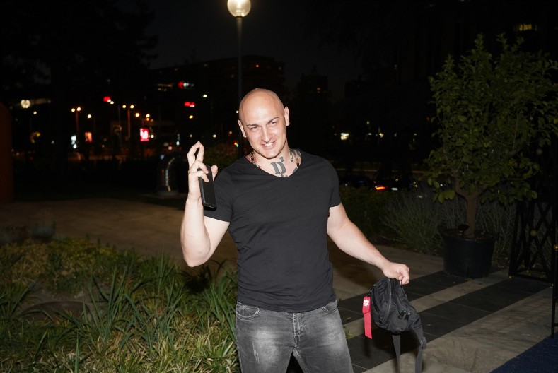 NIKO NE VERUJE SVOJIM OČIMA! Desingerica je skandal majstor, ali ovom potezu se niko nije nadao (FOTO)