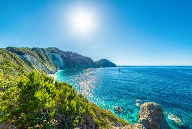 AKO PADNE KIŠA U TOKU LETOVANJA VRAĆAJU VAM PARE Ovo mediteransko ostrvo garantuje lepo vreme