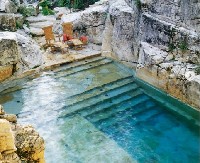 BAZEN UKLESAN U STENU ODUZIMA DAH Pravi je raj na zemlji i arhitektonsko remek-delo