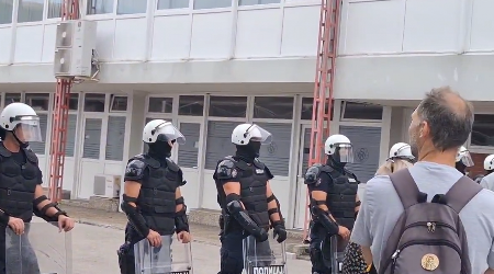 PARADOKS! Anarhisti, politički aktivisti i neradnici blokiraju studente da polažu ispite!
