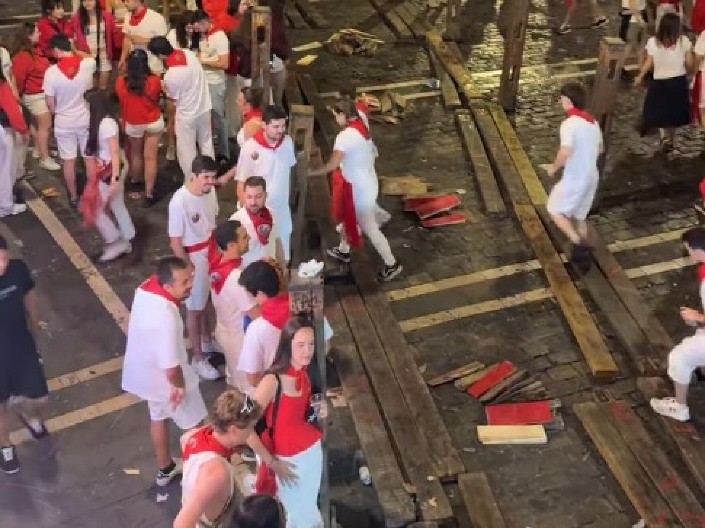 SVE VIŠE ŽENA UČESTVUJE U TRCI U PAMPLONI Na tradicionalnom španskom festivalu učesnici pokušavaju da  trče ispred rogova bika