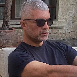 "AKO ON UMRE, SVE ĆU VAS SPALITI!" Glumac (52) imao infarkt, njegova žena pobesnela i izgovorila jezive pretnje