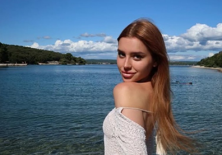 LARA OSTAVILA PROŠLOST IZA SEBE! Evo s kim Čolina ćerka sada leči slomljeno srce (FOTO)