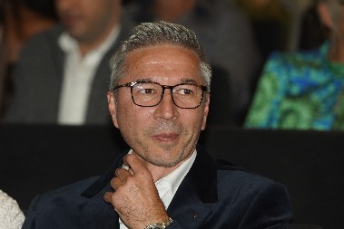 DEJAN PANTELIĆ JE STRIC NAŠOJ POZNATOJ PEVAČICI Decenijama ga gledamo na malim ekranima, a nismo znali da su u srodstvu