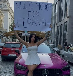 PROSI I MOLI NASRED ULICE, NATPIS ZGROZIO PROLAZNIKE! Svi su u šoku zbog poteza bivše teniserke: "Da li je ova žena normalna, šta će još uraditi?"