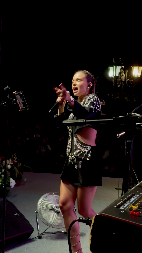 BRESKVICU GAĐALI NA NASTUPU! Pevačicu savladale emocije, ovaj gest nije očekivala (FOTO)