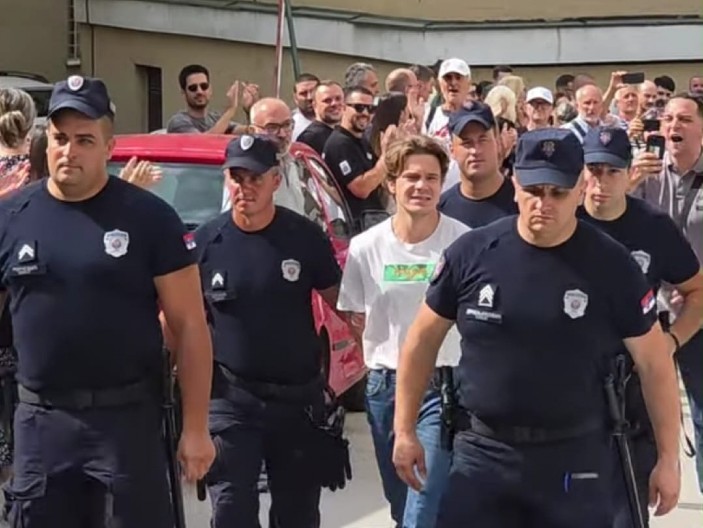 HVALISAVAC I KIKILJAVKO, NIJE NI DA ON ZNA DA DRŽI ŠTIT Ljudi besni, Cicvarić se hvališe kako je napao policiju! (FOTO)