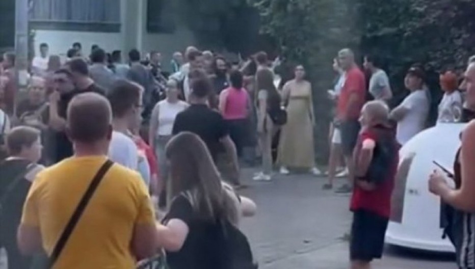 BLOKADERI TERORISTI NAPALI KUĆU U KOJOJ ŽIVI MILOŠ VUČEVIĆ SA PORODICOM (VIDEO)