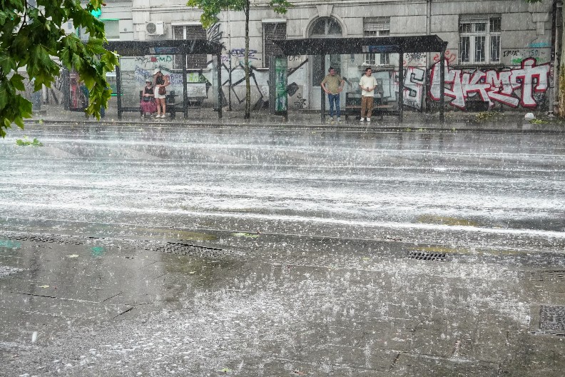 PLJUSKOVI, GRMLJAVINA, GRAD Zna se tačno vreme kada stiže haos u Srbiju!