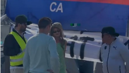 PEVAČICI POLICIJA PRONAŠLA SEKIRU U TORBI Priznala da ju je dva meseca nosila sa sobom, evo i zašto!