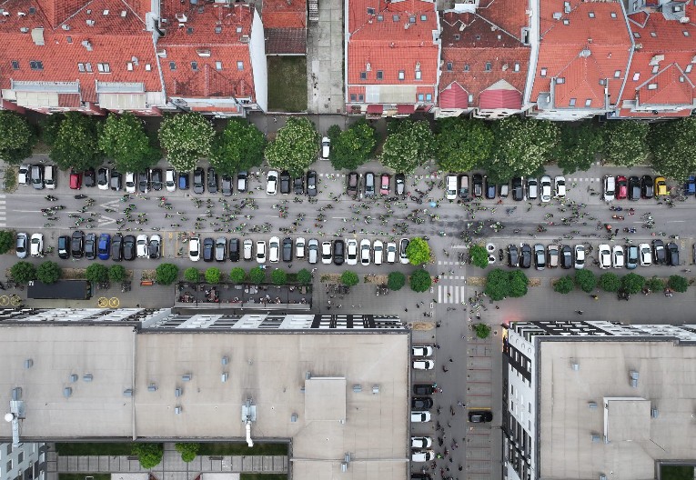 ZGUBIDANI ŽELE KRV!  Blokaderi maltretiraju porodicu Žarka Mićina u Novom Sadu: Osećamo se ugroženo, moje dve maloletne ćerke su tu (FOTO)