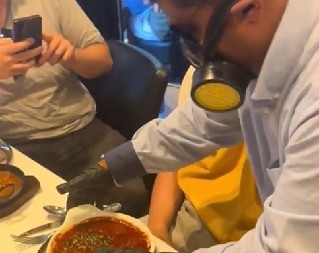 ŠOKANTNA SCENA U RESTORANU Probao najljuće jelo na svetu, a onda je usledio HOROR - ko ovo preživi ne plaća večeru! (VIDEO)