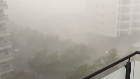 HOROR U RUMUNIJI: Oluja ubila ženu u njenom domu – vetar lomio drveće, ljudi bežali! (VIDEO/FOTO)