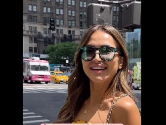 OVA DEVOJKA NA SEBI NOSI 270.000 EVRA Prošetala gradom u kombinaciji koja košta kao luksuzni stan u Beogradu