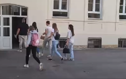 OPOZICIONOM NOVINARU BLOKADE "UDARILE" U GLAVU?! Čuje neke "zvižduke", a ono muk! Ispiti se odvijaju normalno (VIDEO)
