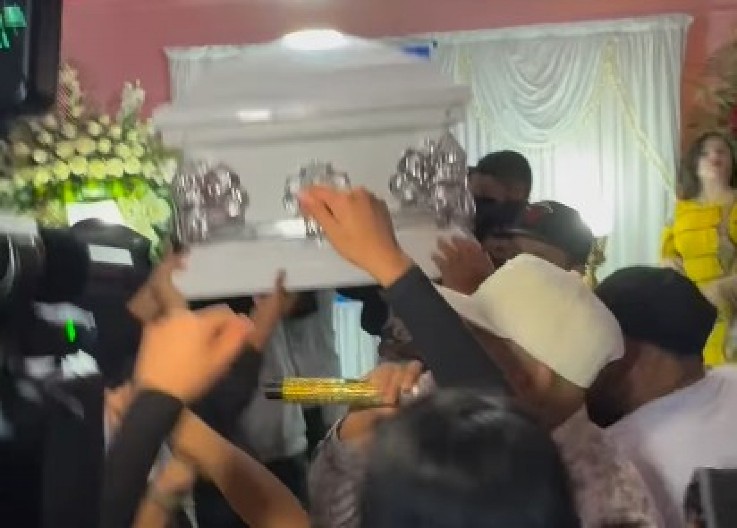 NEZAPAMĆENI SKANDAL NA SAHRANI Udovica tverkuje pored kovčega pokojnog muža, a ono što se desilo posle ostavlja bez reči! (VIDEO)