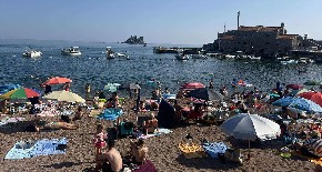 KRKLJANAC NA OVAJ PLAŽI U CRNOJ GORI, MIRJANA IZ ČAČKA PROGOVORILA O CENAMA "Znate koliko plaćam dve ležaljke i suncobran?!" (FOTO)