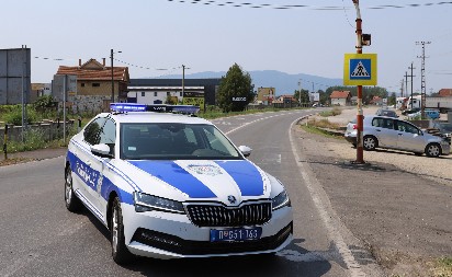 JEZIV UDES KOD NIŠA, MEĐU POVREĐENIMA I BEBA(1)! Auto završio u njivi, prevrnut na krov