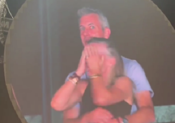 PRELJUBA GA JE SKUPO KOŠTALA Direktor kojeg su videli milioni sa ljubavnicom podneo ostavku