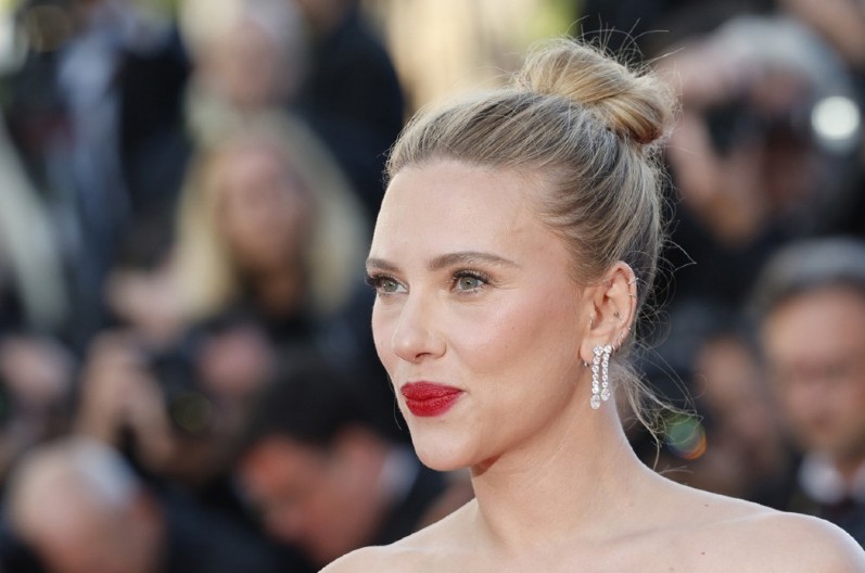 TAJNA LEPOG LICA SKARLET JOHANSON Koristi jeftin proizvod zbog kojeg izgleda 10 godina mlađe!