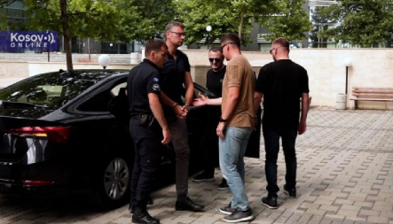 IGOR POPOVIĆ POKAZAO ŠTA JE ČOJSTVO: Dostojanstven, uspravan, iako su ga doveli sa lisicama na rukama u sud u Prištini