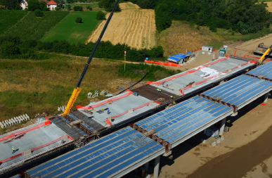 MOĆNE MAŠINE NEUMORNO RADE Moravski koridor uskoro se spaja sa autoputem „Miloš Veliki“