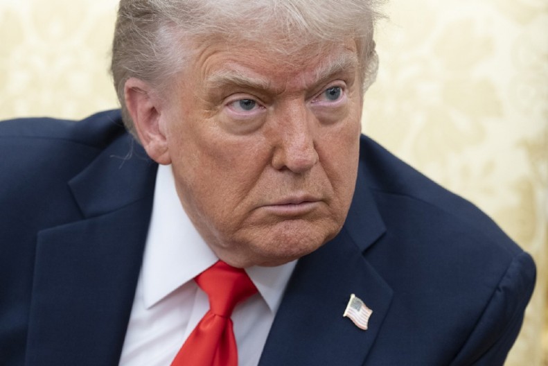 POLICIJA ULAZI I HAPSI GA! Tramp objavio video-snimak o kom bruji ceo svet (VIDEO)