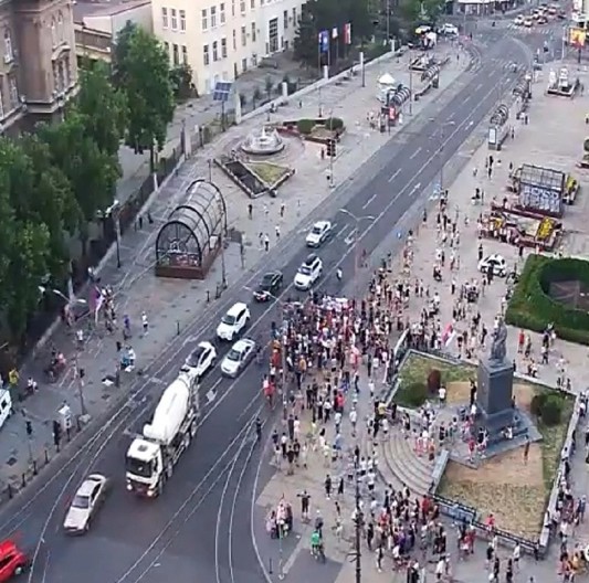 ZGUBIDANSKA POSLA! Šaka jada se okupila kod Vukovog spomenika (FOTO)