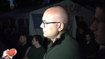 NAPAD NA KUĆU MARKA STOJČIĆA, KRENULI I NA DOM MILOŠA VUČEVIĆA! Teror blokadera ne prestaje!