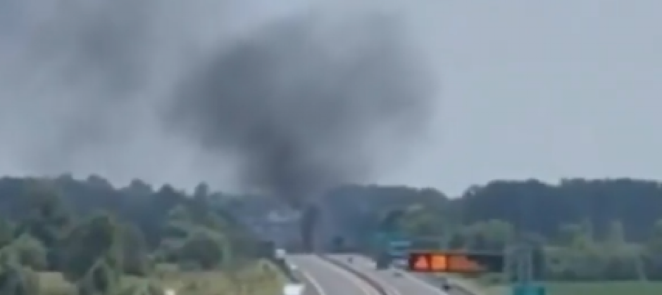 AVION SE SRUŠIO NA AUTOPUT, DVOJE MRTVIH! Stravična nesreća u Italiji (FOTO/VIDEO)