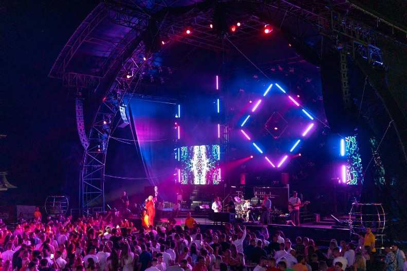 SPAVAO NA KLUPI I FIZIKALISAO, A ONDA SE DESILO ČUDO Popularni pevač progovorio o teškim situacijama: "Došao sam u Beograd bez dinara"