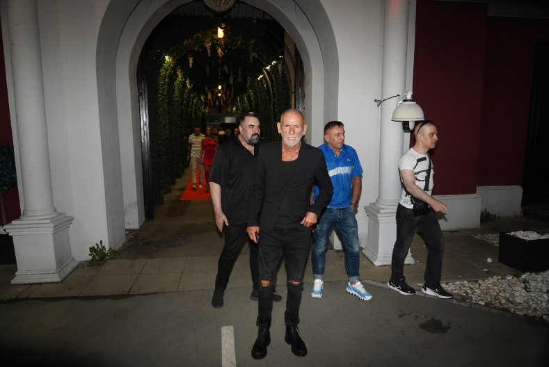 LEPI MIĆA NAKON RIJALITIJA UHVAĆEN SA CIMERKOM Javnost šokirana, unuka može da mu bude!