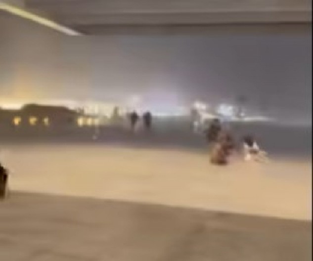 OVAKO IZGLEDA PAKAO KAD VETAR UDARA 150 KM/H: Ljudi leteli, fasade pucale, ulice u haosu (VIDEO)