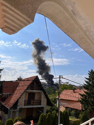 LOKALIZOVAN POŽAR NA ZVEZDARI Goreo je krov hale, sa vatrenom stihijom borila su se 44 vatrogasca (FOTO)