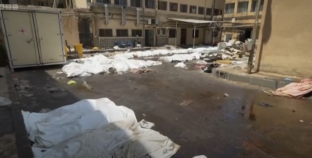 KRVAVI MASAKR U BOLNICI! Vojska ubijala pacijente dok su spavali! Leševi u vrećama trule na parkingu (VIDEO)