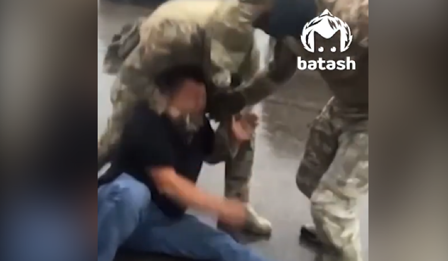 RUSIJA U ŠOKU: Hapšenje zvaničnika zbog krađe 300 miliona – u stanu portret Šamila Basajeva! (VIDEO)