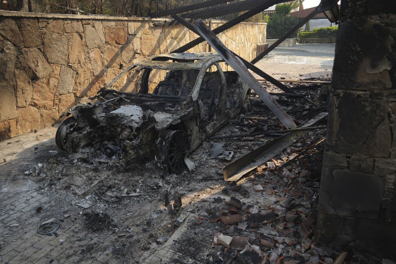 POŽAR JE PROGUTAO SVE: Ljudi izgoreli u kolima, vile u pepelu – prizori sa Kipra i Turske kao iz horor filma (VIDEO/FOTO)