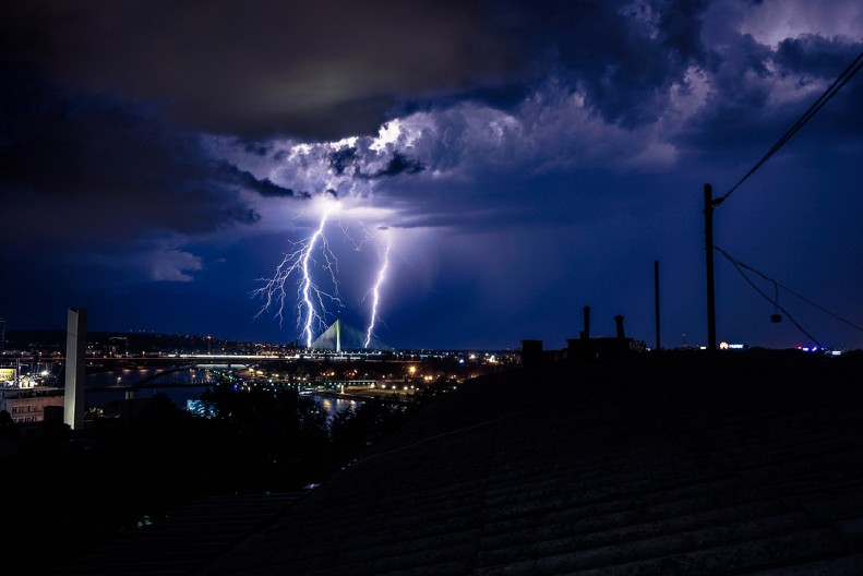 ZATVORENE ŠKOLE I OBUSTAVLJENI LETOVI! Haos na Filipinima