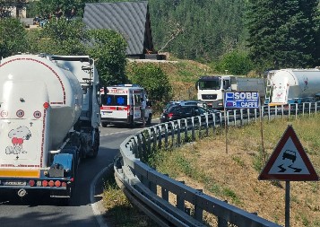 STRAŠAN UDES U KLISURI, IMA POVREĐENIH Težak sudar između Požege i Čačka