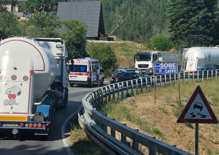 STRAŠAN UDES U KLISURI, IMA POVREĐENIH Težak sudar između Požege i Čačka