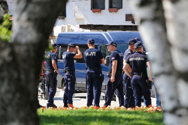 HAOS U NOVOM PAZARU Navijač udario Poljaka, usledila tuča policije i huligana (VIDEO)