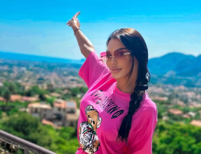 POSLE VRUĆIH FOTKI U KUPAĆEM, MAJA MARINKOVIĆ KLEKLA PRED SVETOM IKONOM! Ovaj potez niko nije očekivao (FOTO)