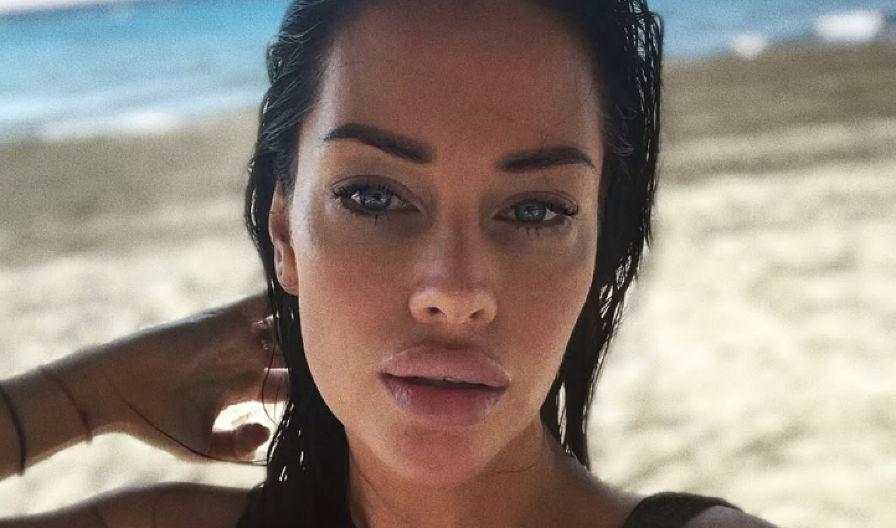 MOKRA KOSA, PREPLANULO TELO! Vrelo izdanje Mine Naumović sa plaže izazvalo lavinu komentara: ''Vanserijska si žena''