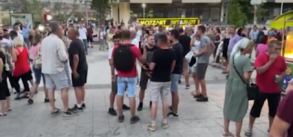 ZGUBIDANI SE RASPALI U LAZAREVCU! Planirali haos, a nisu mogli ni ulicu da zatvore!