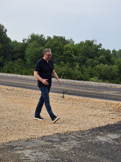 „DOK ONI BLOKIRAJU PUTEVE, MI IH GRADIMO"  Vučić poslao MOĆNU PORUKU iz Istočne Srbije